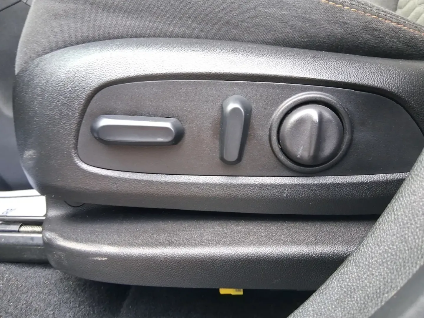 2019 Chevrolet Equinox LT (2GNAXVEX8K6) with an 2L I-4 gasoline direct injection engine, 9A transmission, located at 880 E. National Road, Vandalia, OH, 45377, (937) 908-9800, 39.891918, -84.183594 - Picture your next week: easy school drop-offs, a smooth I675 commute, and a weekend escape to Carriage Hill MetroPark or a quick run to The Greene-without worrying about space, traction, or comfort. This 2019 Chevrolet Equinox LT is built for real life in Riverside, Ohio, giving you SUV practicality - Photo#17