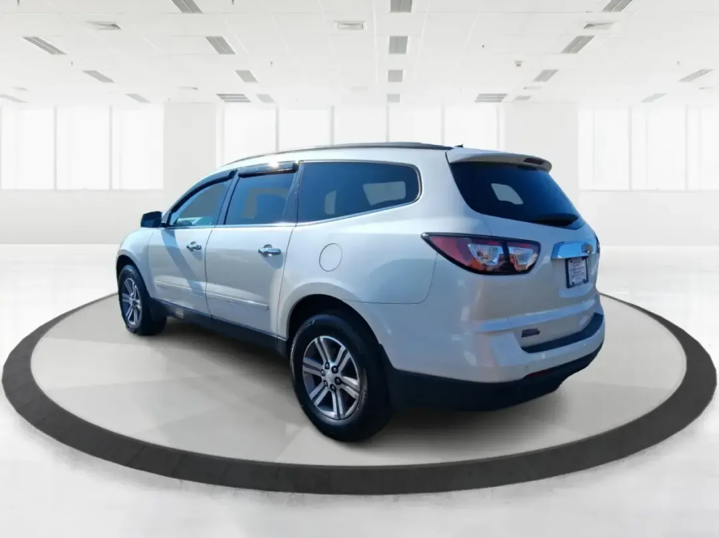 2015 Chevrolet Traverse 1LT (1GNKRGKD6FJ) with an 3.6L V-6 gasoline direct injection engine, 6-Speed Automatic transmission, located at 401 Woodman Dr, Riverside, OH, 45431, (937) 908-9800, 39.760899, -84.123421 - Pack up the kids, load the stroller and sports gear, and point the nose toward a weekend at Carillon Historical Park or a day trip down I75-this 2015 Chevrolet Traverse 1LT is the kind of roomy, confidence-inspiring SUV that makes family life and busy schedules feel easier. With three-row versatilit - Photo#4