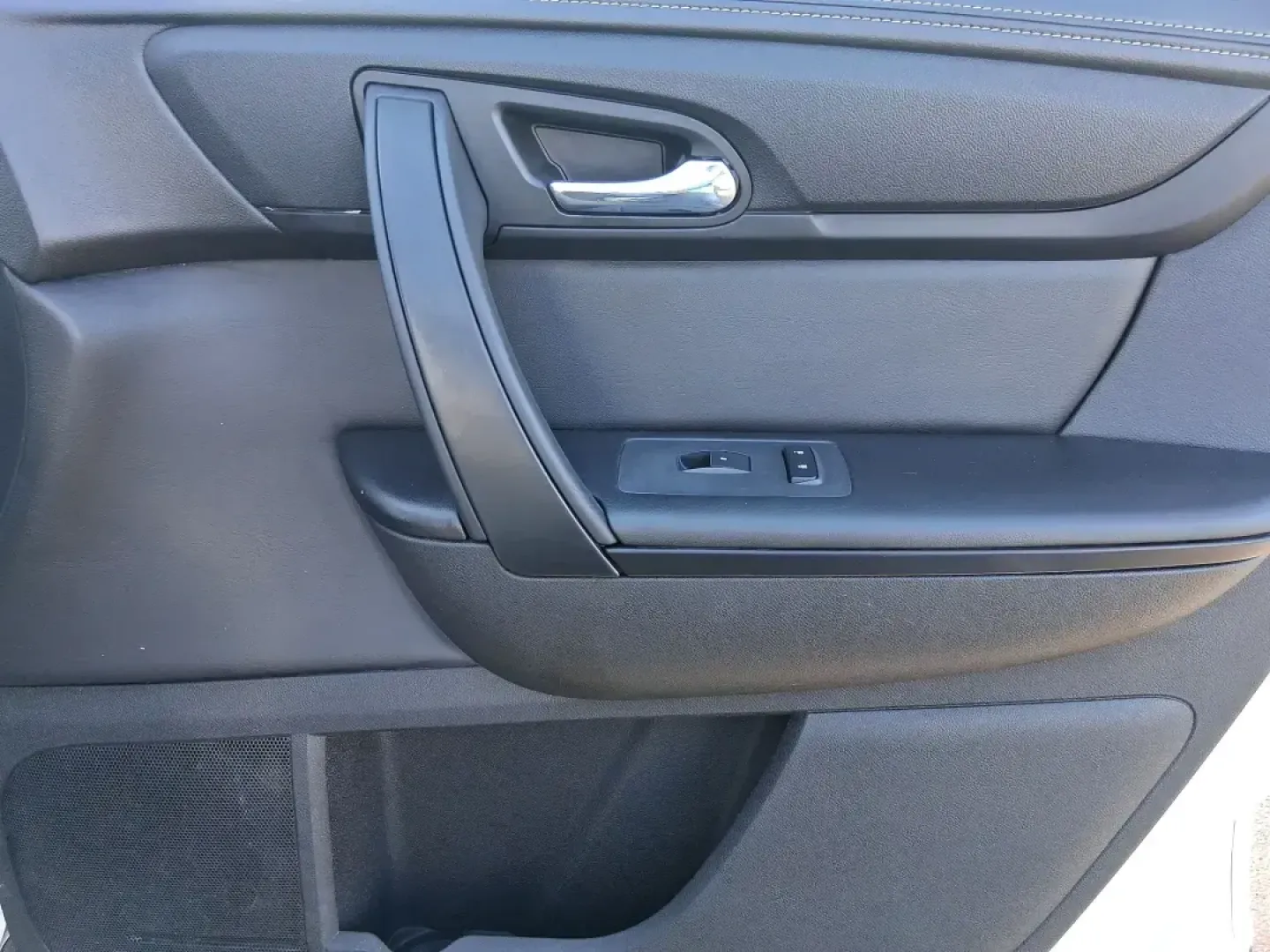 2015 Chevrolet Traverse 1LT (1GNKRGKD6FJ) with an 3.6L V-6 gasoline direct injection engine, 6-Speed Automatic transmission, located at 401 Woodman Dr, Riverside, OH, 45431, (937) 908-9800, 39.760899, -84.123421 - Pack up the kids, load the stroller and sports gear, and point the nose toward a weekend at Carillon Historical Park or a day trip down I75-this 2015 Chevrolet Traverse 1LT is the kind of roomy, confidence-inspiring SUV that makes family life and busy schedules feel easier. With three-row versatilit - Photo#20