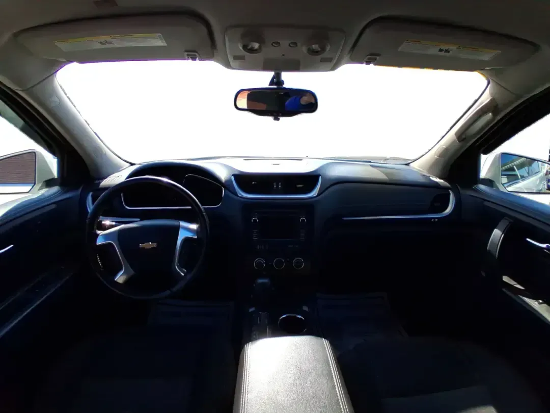 2015 Chevrolet Traverse 1LT (1GNKRGKD6FJ) with an 3.6L V-6 gasoline direct injection engine, 6-Speed Automatic transmission, located at 401 Woodman Dr, Riverside, OH, 45431, (937) 908-9800, 39.760899, -84.123421 - Pack up the kids, load the stroller and sports gear, and point the nose toward a weekend at Carillon Historical Park or a day trip down I75-this 2015 Chevrolet Traverse 1LT is the kind of roomy, confidence-inspiring SUV that makes family life and busy schedules feel easier. With three-row versatilit - Photo#21