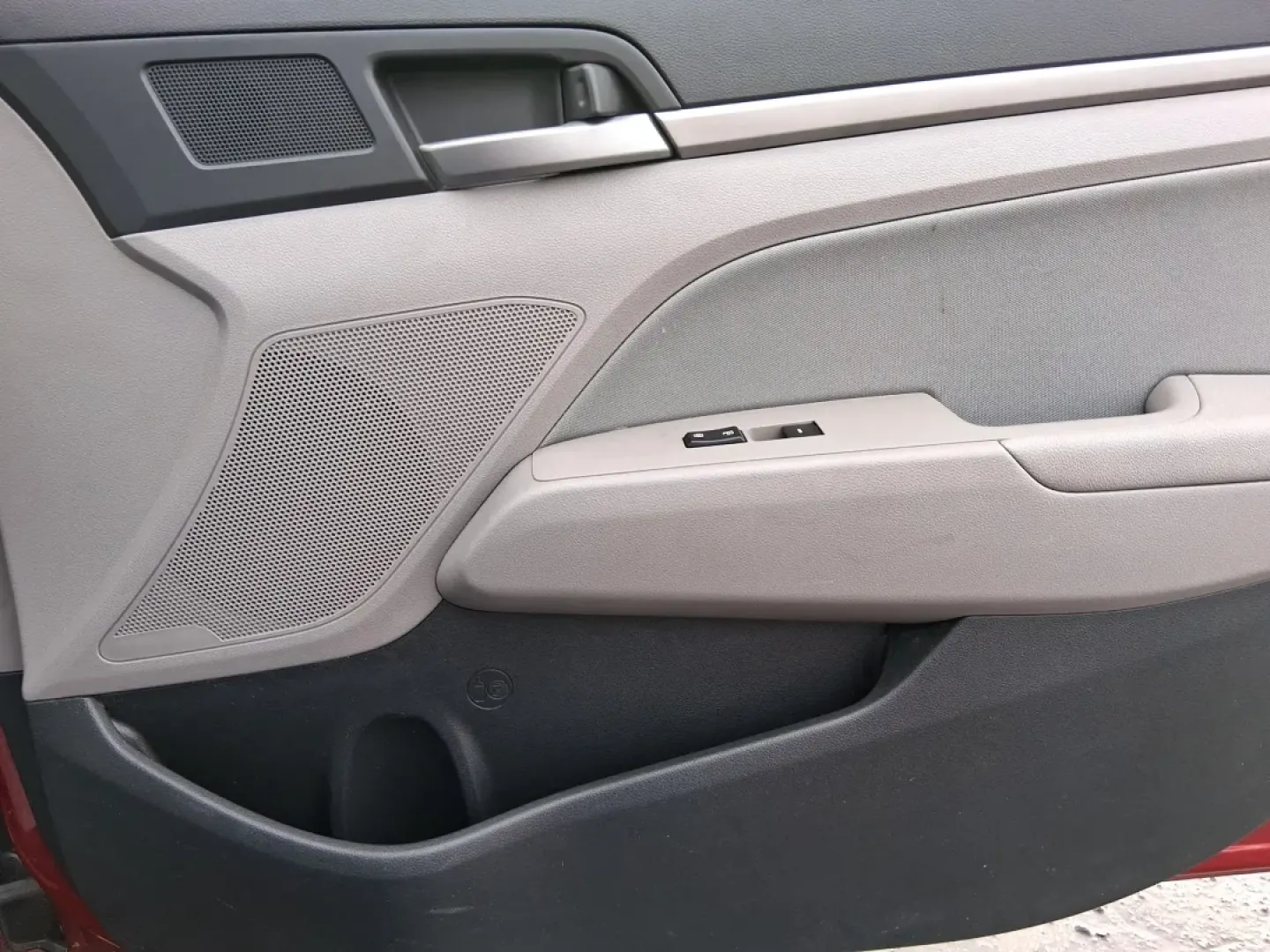 2017 Hyundai Elantra SE (KMHD84LF5HU) with an Nu 2L I-4 DOHC engine, 6A transmission, located at 1099 N County Rd 25A, Troy, OH, 45373, (937) 908-9800, 40.057079, -84.212883 - Planning a reliable daily commute from Troy to Dayton, a fuel-friendly run to the Miami Valley Centre Mall, or an easy weekend escape up I75? This 2017 Hyundai Elantra SE in eye-catching Scarlet Red Pearl is the kind of practical sedan that fits real life-comfortable for long drives, small enough fo - Photo#17