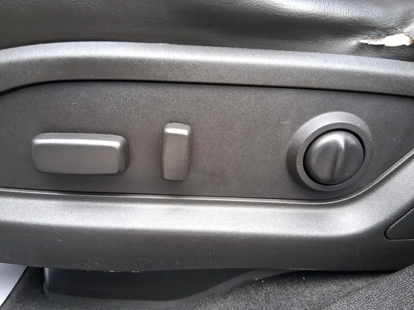 2014 Chevrolet Traverse LTZ (1GNKVJKDXEJ) with an 3.6L V-6 gasoline direct injection engine, 6-Speed Automatic transmission, located at 1951 S Dayton Lakeview Rd., New Carlisle, OH, 45344, (937) 908-9800, 39.890999, -84.050255 - Pack up the kids, cue up the playlist, and point the nose toward a weekend getaway-this 2014 Chevrolet Traverse LTZ is built for real life in West Central Ohio. Whether you're doing the school run, commuting between Troy and Dayton, or loading up for a road trip to Hocking Hills, the Traverse delive - Photo#17