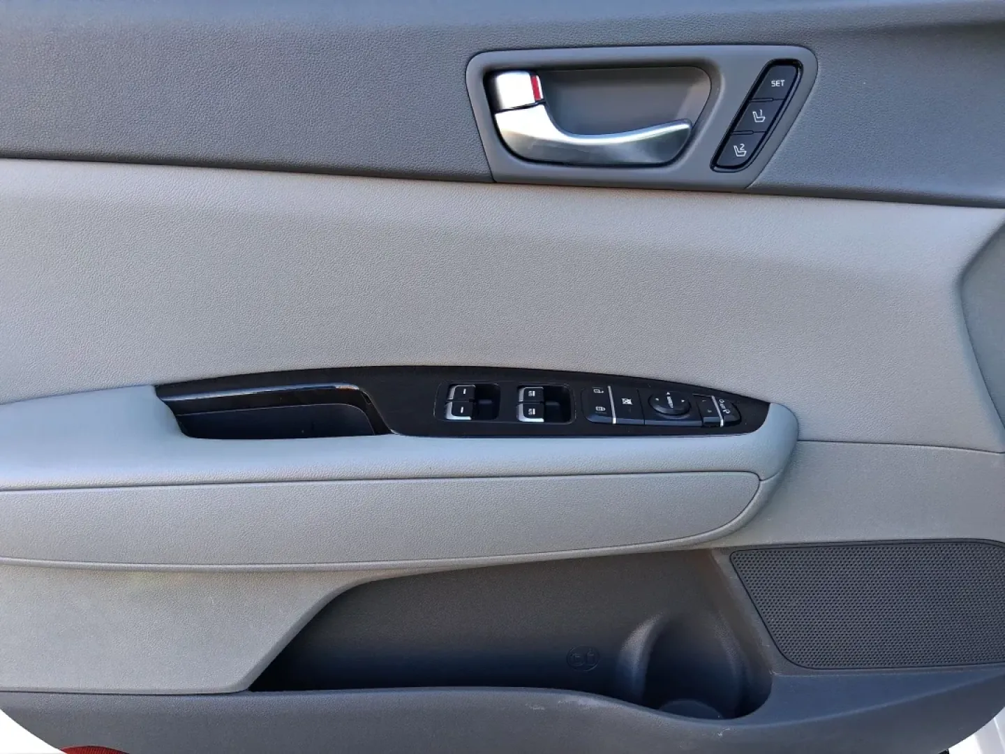 2016 Kia Optima EX (5XXGU4L31GG) with an Theta II 2.4L I-4 gasoline direct injection engine, 6A transmission, located at 880 E. National Road, Vandalia, OH, 45377, (937) 908-9800, 39.891918, -84.183594 - Whether you're a busy commuter heading down I75, a rideshare driver stacking miles, or a small family looking for a comfortable sedan for school runs and weekend errands, this 2016 Kia Optima EX is built for real-life driving in and around Vandalia, Ohio. Finished in Snow White Pearl, it delivers th - Photo#18