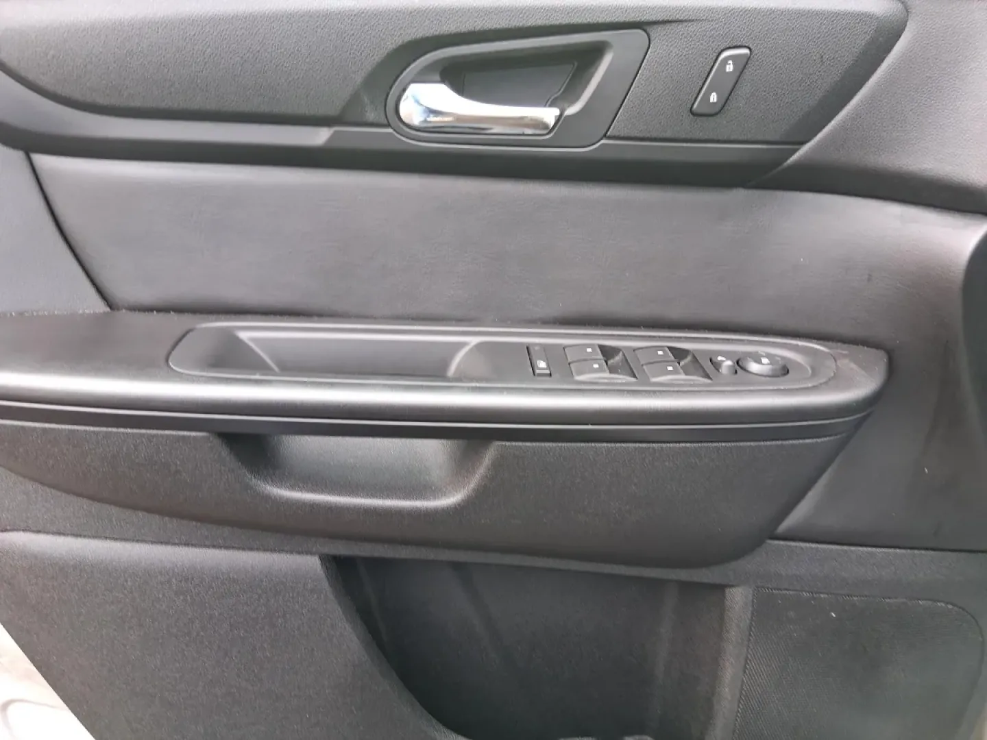 2017 Chevrolet Traverse 1LT (1GNKRGKD2HJ) with an 3.6L V-6 gasoline direct injection engine, 6A transmission, located at 1230 East Main St, Xenia, OH, 45385, (937) 908-9800, 39.688026, -83.910172 - Need one vehicle that can handle school drop-offs, long commutes to Dayton, and weekend road trips to Caesar Creek State Park without feeling cramped? This **2017 Chevrolet Traverse 1LT** is built for real-life Ohio schedules-roomy for growing families, comfortable for daily driving, and versatile e - Photo#18