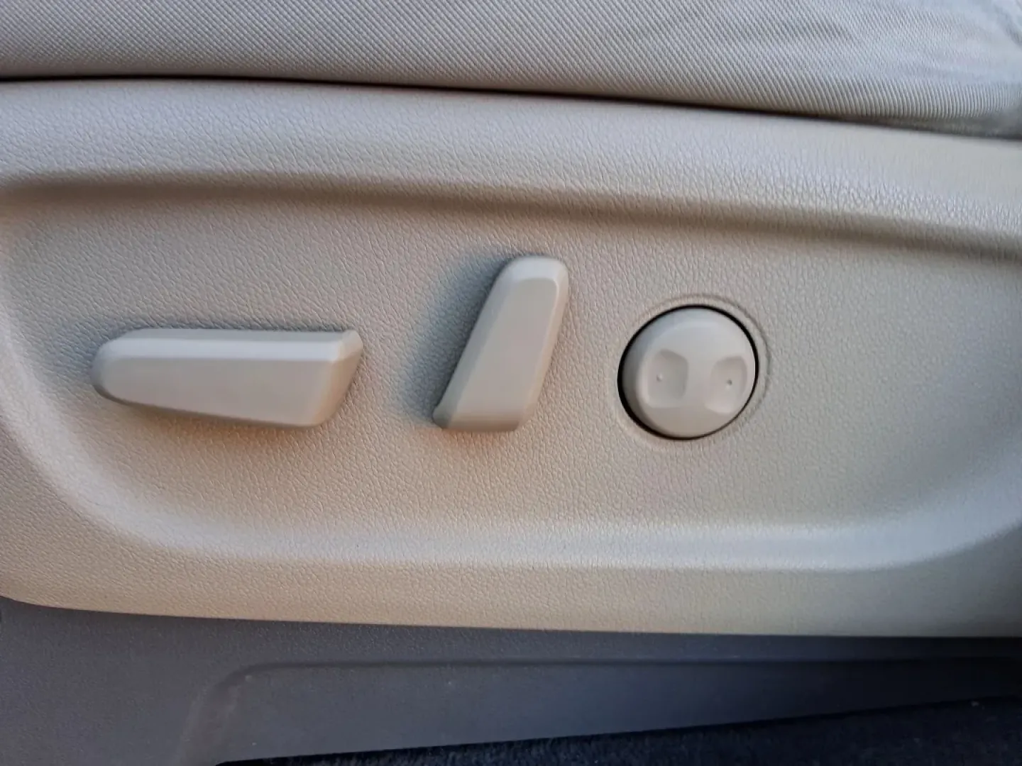 2016 Kia Sedona LX (KNDMB5C1XG6) with an Lambda 3.3L V-6 gasoline direct injection engine, 6-Speed Automatic transmission, located at 1230 East Main St, Xenia, OH, 45385, (937) 908-9800, 39.688026, -83.910172 - Load up the kids, the groceries, and the weekend plans-this 2016 Kia Sedona LX is built for real life in and around Xenia. Whether you're shuttling to school drop-offs, commuting toward Beavercreek, or planning a family road trip out to John Bryan State Park and Yellow Springs, this passenger van de - Photo#16