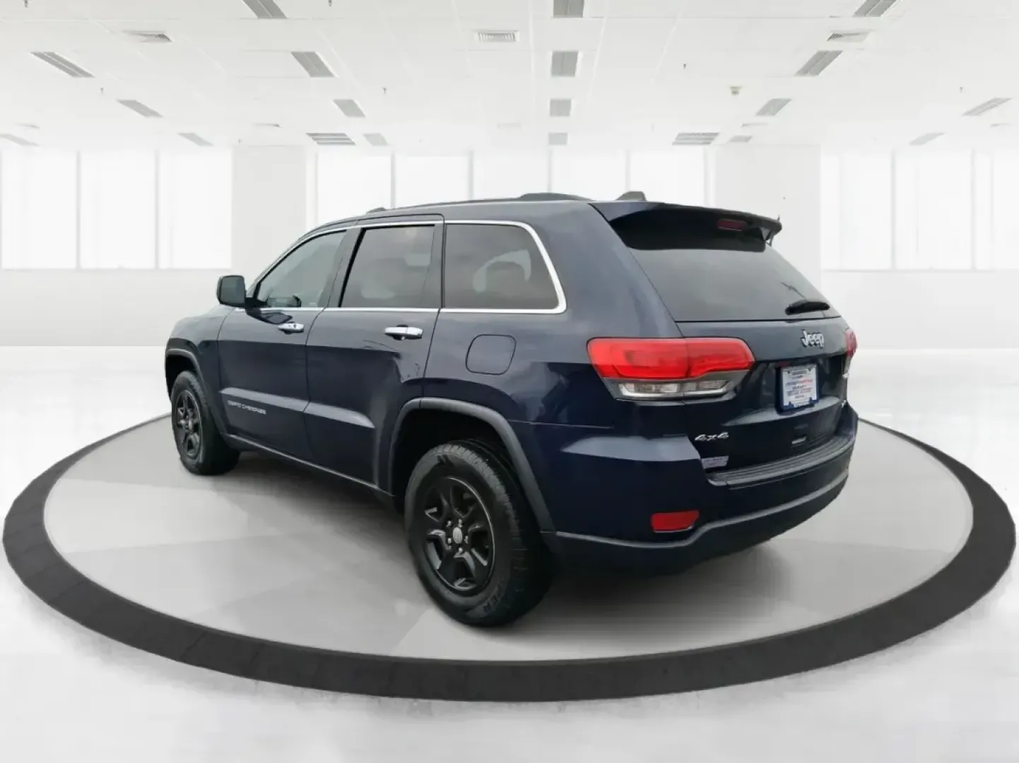 2015 Jeep Grand Cherokee Laredo (1C4RJFAG1FC) with an 3.6L V-6 DOHC engine, 8-Speed Automatic transmission, located at 1951 S Dayton Lakeview Rd., New Carlisle, OH, 45344, (937) 908-9800, 39.890999, -84.050255 - Picture a weekend that starts with a smooth commute through Clark County and ends with a spontaneous road trip-camp gear in the back, friends in the second row, and confidence when the weather turns. This 2015 Jeep Grand Cherokee Laredo is built for real life in Ohio: school runs, long drives down I - Photo#4