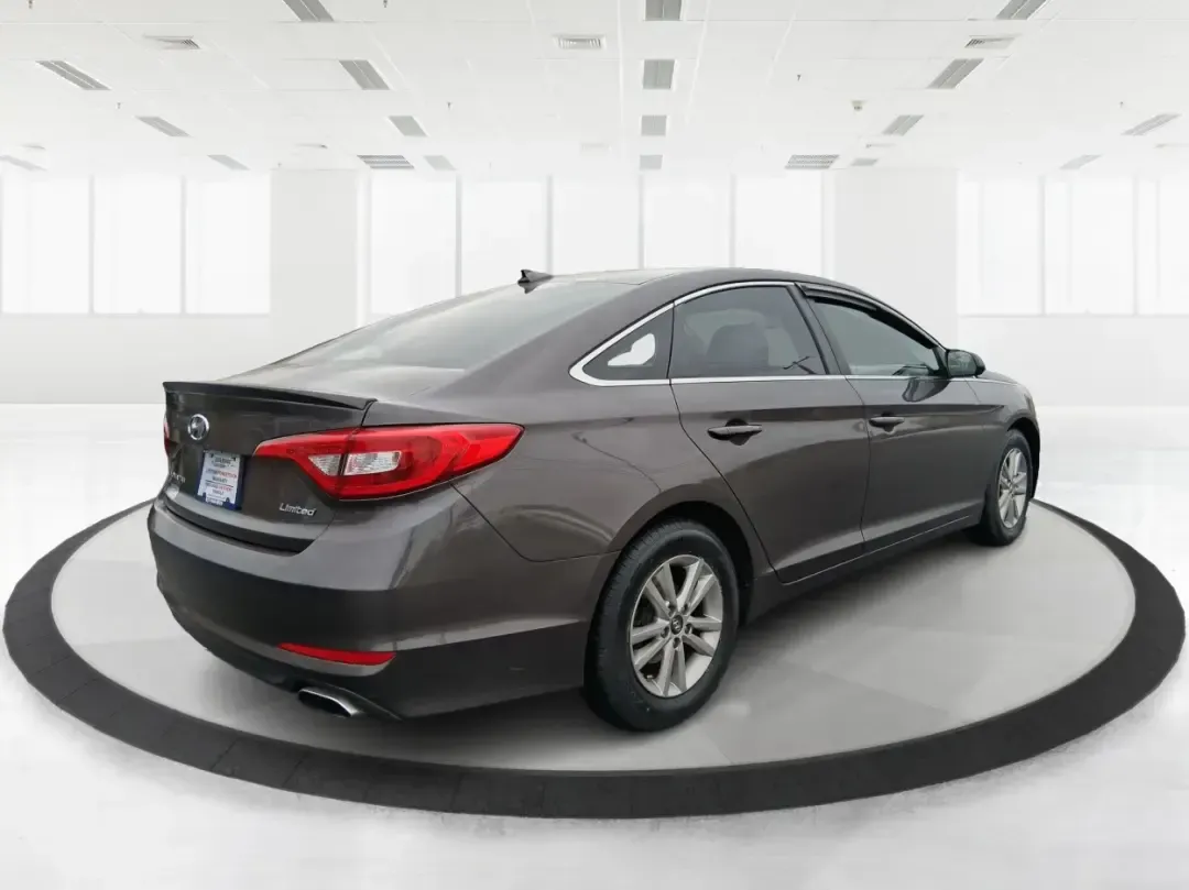 2016 Hyundai Sonata SE (5NPE24AFXGH) with an 2.4L I-4 gasoline direct injection engine, 7A transmission, located at 1184 Kauffman Ave, Fairborn, OH, 45324, (937) 908-9800, 39.807072, -84.030914 - Make every day in Fairborn feel easier-whether you're commuting to Wright-Patterson AFB, shuttling kids between school and practice, or planning a weekend drive out toward Yellow Springs and Glen Helen. This 2016 Hyundai Sonata SE sedan is built for real life: comfortable for long stretches on I675, - Photo#2