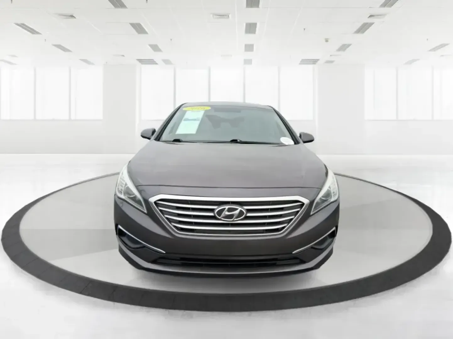 2016 Hyundai Sonata SE (5NPE24AFXGH) with an 2.4L I-4 gasoline direct injection engine, 7A transmission, located at 1184 Kauffman Ave, Fairborn, OH, 45324, (937) 908-9800, 39.807072, -84.030914 - Make every day in Fairborn feel easier-whether you're commuting to Wright-Patterson AFB, shuttling kids between school and practice, or planning a weekend drive out toward Yellow Springs and Glen Helen. This 2016 Hyundai Sonata SE sedan is built for real life: comfortable for long stretches on I675, - Photo#7