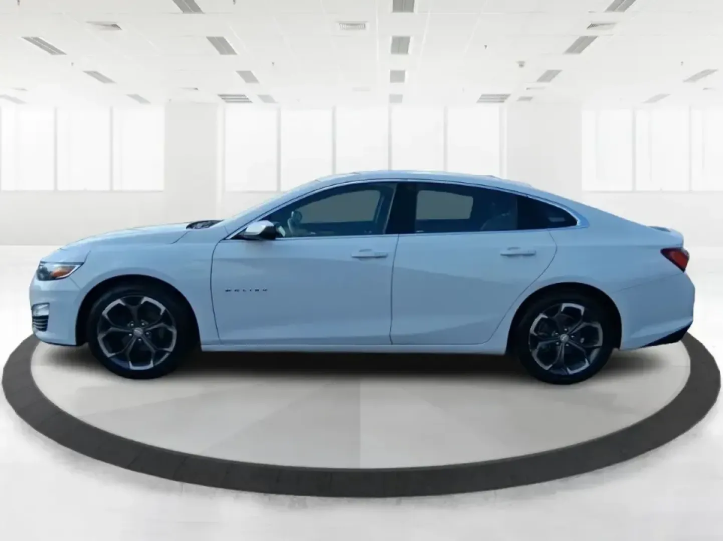 2022 Chevrolet Malibu FWD LT (1G1ZD5ST2NF) with an ECOTEC 1.5L I-4 gasoline direct injection engine, 6A transmission, located at 1184 Kauffman Ave, Fairborn, OH, 45324, (937) 908-9800, 39.807072, -84.030914 - Need a reliable commuter that still feels comfortable for date night in downtown Xenia, the daily school run, or quick weekend escapes toward John Bryan State Park? This 2022 Chevrolet Malibu LT is built for real life-easy to drive, fuel-friendly on regular unleaded, and packed with the comfort and - Photo#5