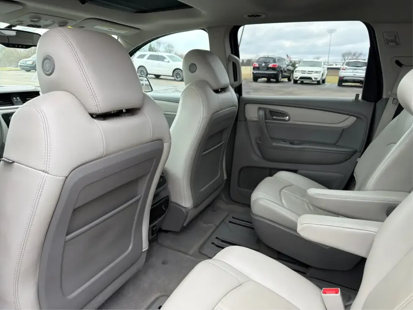 2016 Chevrolet Traverse 2LT (1GNKVHKD0GJ) with an 3.6L V-6 gasoline direct injection engine, 6-Speed Automatic transmission, located at 401 Woodman Dr, Riverside, OH, 45431, (937) 908-9800, 39.760899, -84.123421 - Pack up the kids, cue up the playlist, and point the GPS toward your next weekend getaway-this 2016 Chevrolet Traverse 2LT is the kind of roomy, confident SUV that makes school runs, long commutes, and road trips out of Riverside feel easy and comfortable. With seating flexibility, family-friendly s - Photo#10