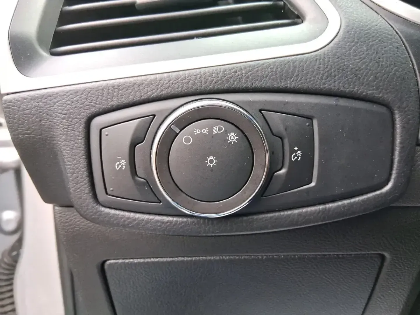 2018 Ford Edge SEL (2FMPK4J95JB) with an 2.0L L4 DOHC 16V engine, 6A transmission, located at 8750 N County Rd 25A, Piqua, OH, 45356, (937) 908-9800, 40.164391, -84.232513 - Load up the family, point the hood toward a weekend getaway, and enjoy the confident, all-weather versatility that makes an SUV the go-to choice in Ohio-this 2018 Ford Edge SEL is built for real life, from school runs and grocery trips to road trips out toward Indian Lake or a day exploring downtown - Photo#17