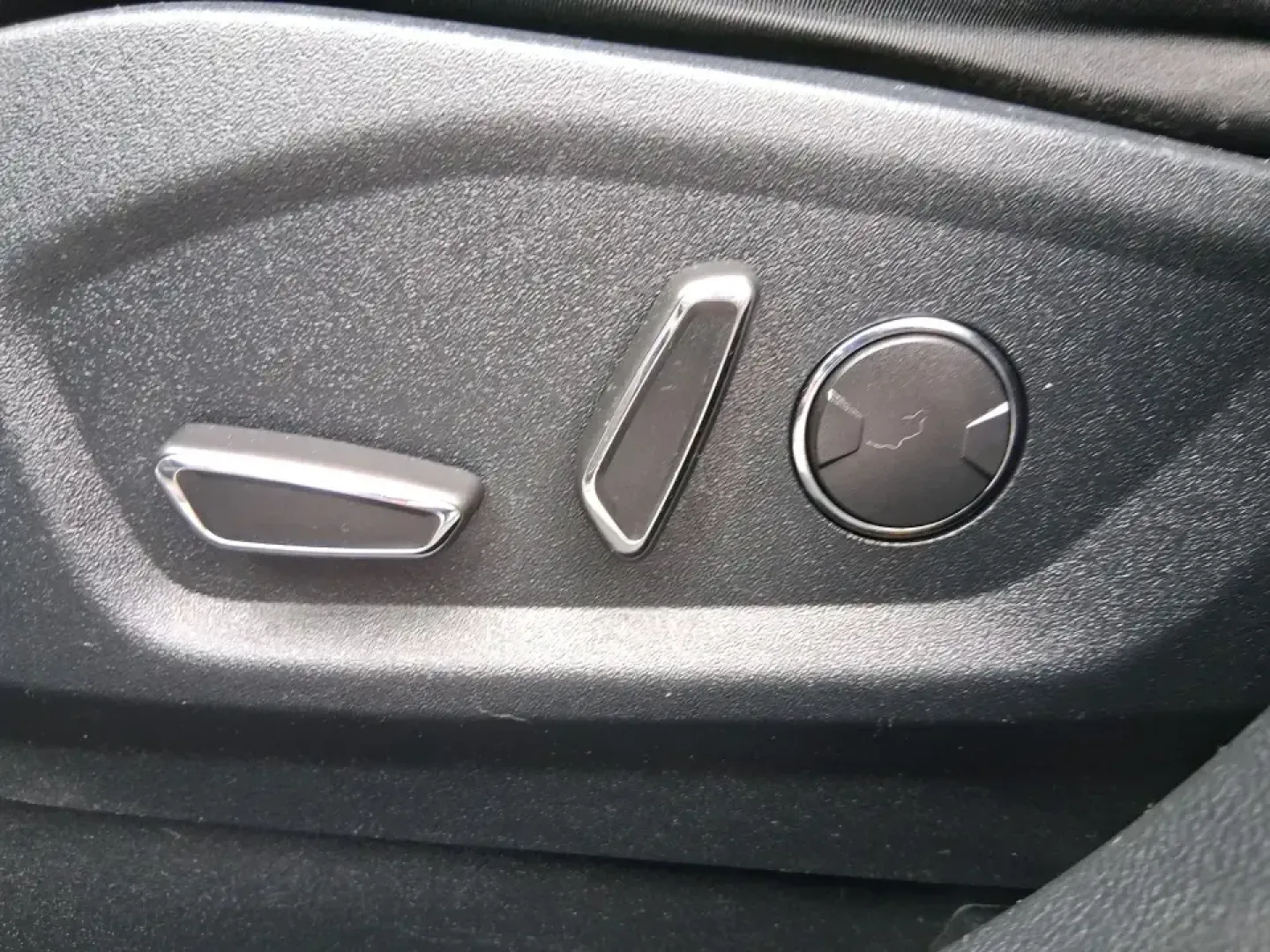 2018 Ford Edge SEL (2FMPK4J95JB) with an 2.0L L4 DOHC 16V engine, 6A transmission, located at 8750 N County Rd 25A, Piqua, OH, 45356, (937) 908-9800, 40.164391, -84.232513 - Load up the family, point the hood toward a weekend getaway, and enjoy the confident, all-weather versatility that makes an SUV the go-to choice in Ohio-this 2018 Ford Edge SEL is built for real life, from school runs and grocery trips to road trips out toward Indian Lake or a day exploring downtown - Photo#18