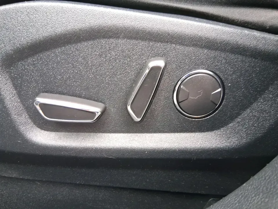 2018 Ford Edge SEL (2FMPK4J95JB) with an 2.0L L4 DOHC 16V engine, 6A transmission, located at 880 E. National Road, Vandalia, OH, 45377, (937) 908-9800, 39.891918, -84.183594 - Load up the family, point the hood toward a weekend getaway, and enjoy the confident, all-weather versatility that makes an SUV the go-to choice in Ohio-this 2018 Ford Edge SEL is built for real life, from school runs and grocery trips to road trips out toward Indian Lake or a day exploring downtown - Photo#18