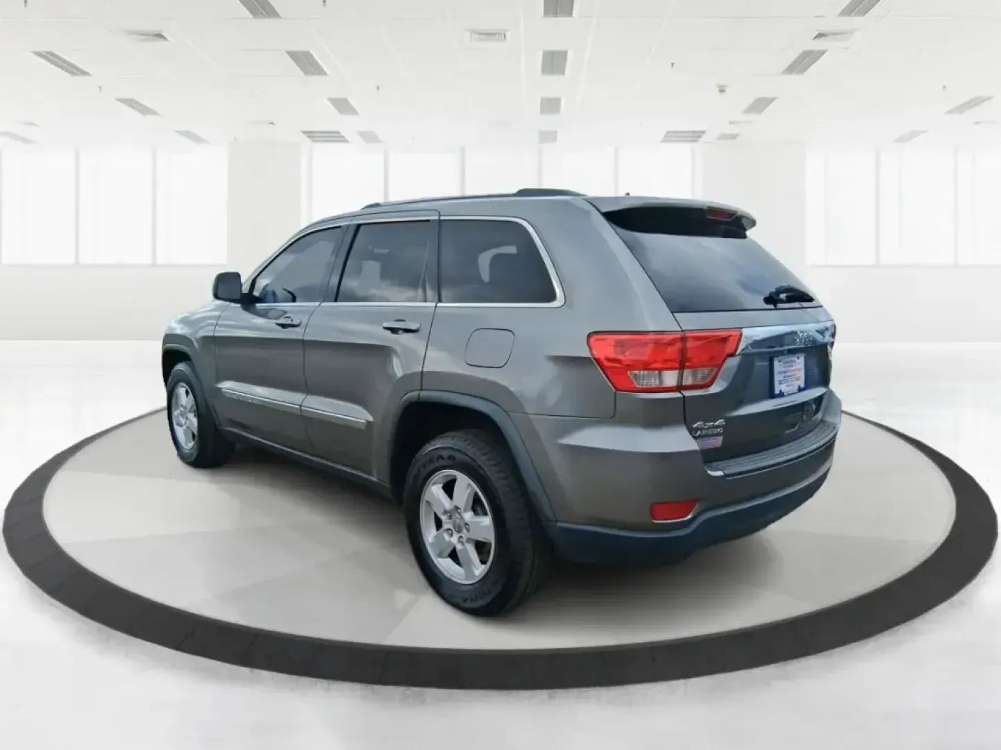 2013 Jeep Grand Cherokee Laredo (1C4RJFAG1DC) with an 3.6L V6 DOHC 24V engine, 5-Speed Automatic transmission, located at 401 Woodman Dr, Riverside, OH, 45431, (937) 908-9800, 39.760899, -84.123421 - Pack up the family, point the hood toward the next weekend getaway, and enjoy the confidence that comes with a capable SUV built for real life in Ohio. This 2013 Jeep Grand Cherokee Laredo in Mineral Gray Metallic Clearcoat is the kind of vehicle that fits your routine Monday through Friday-then tur - Photo#4