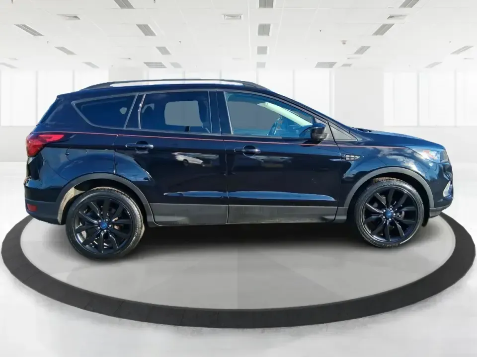 2019 Ford Escape SE (1FMCU0GD6KU) with an 1.5L L4 DOHC 16V engine, 6A transmission, located at 401 Woodman Dr, Riverside, OH, 45431, (937) 908-9800, 39.760899, -84.123421 - Need a dependable SUV for long commutes down I-675, quick school drop-offs, and weekend getaways to Carillon Historical Park or a day at the National Museum of the U.S. Air Force? This 2019 Ford Escape SE in Agate Black Metallic is built for real-life driving in and around Riverside, Ohio-comfortabl - Photo#1