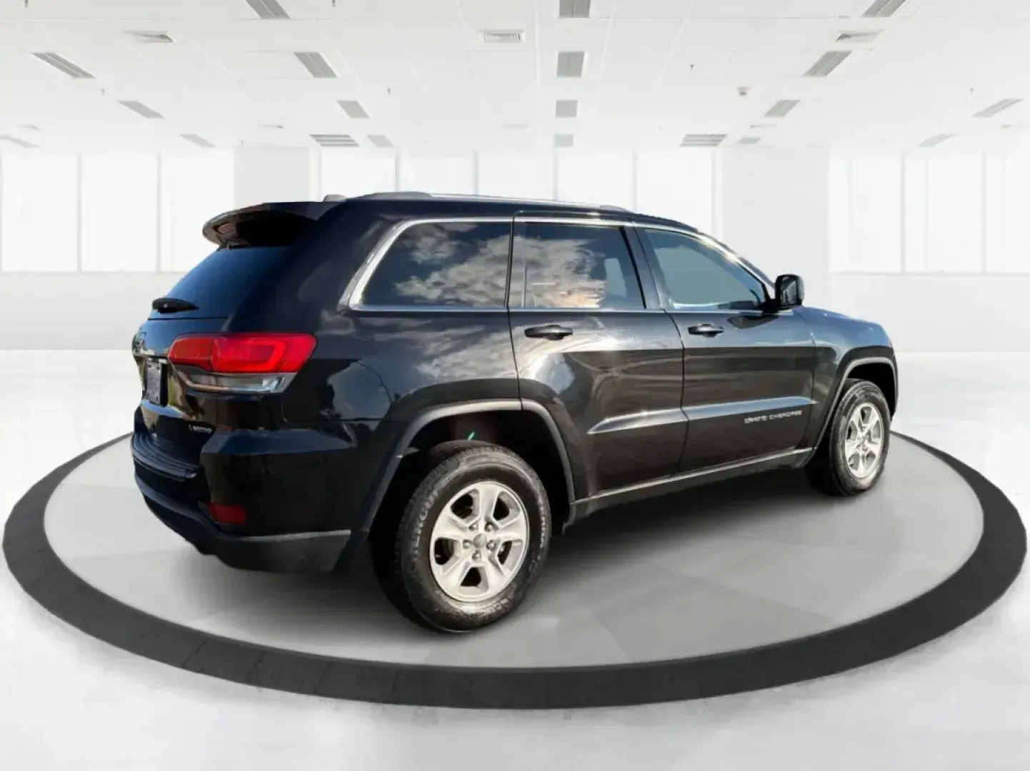 2015 Jeep Grand Cherokee Laredo (1C4RJFAG7FC) with an 3.6L V-6 DOHC engine, 8-Speed Automatic transmission, located at 401 Woodman Dr, Riverside, OH, 45431, (937) 908-9800, 39.760899, -84.123421 - Picture your next weekend: you're loading up the family for a quick getaway to Caesars Creek, grabbing groceries after work, or cruising I-675 toward Dayton with a confident, comfortable SUV that feels ready for anything Ohio weather throws your way. This 2015 Jeep Grand Cherokee Laredo 4WD is built - Photo#2