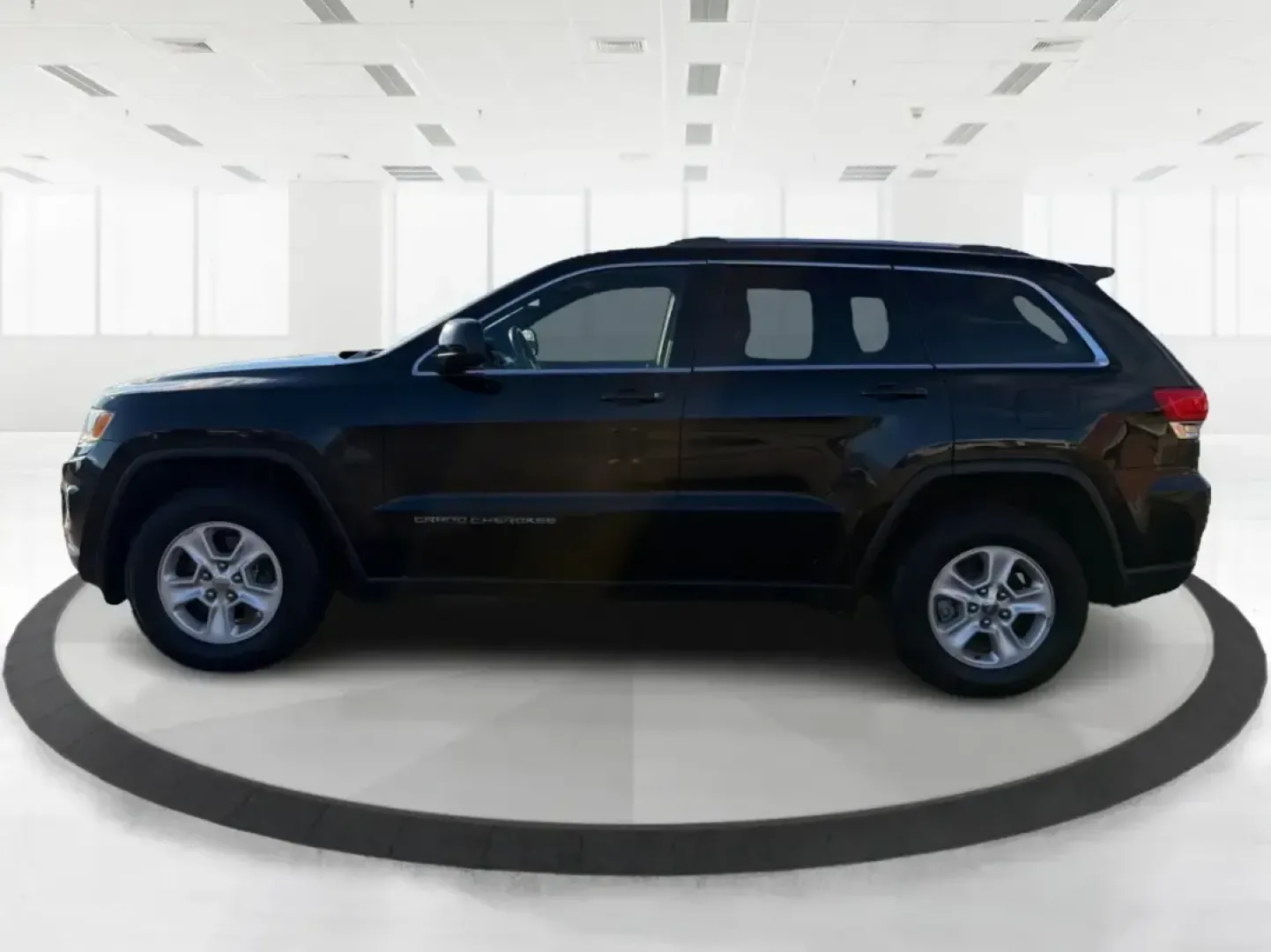 2015 Jeep Grand Cherokee Laredo (1C4RJFAG7FC) with an 3.6L V-6 DOHC engine, 8-Speed Automatic transmission, located at 401 Woodman Dr, Riverside, OH, 45431, (937) 908-9800, 39.760899, -84.123421 - Picture your next weekend: you're loading up the family for a quick getaway to Caesars Creek, grabbing groceries after work, or cruising I-675 toward Dayton with a confident, comfortable SUV that feels ready for anything Ohio weather throws your way. This 2015 Jeep Grand Cherokee Laredo 4WD is built - Photo#5