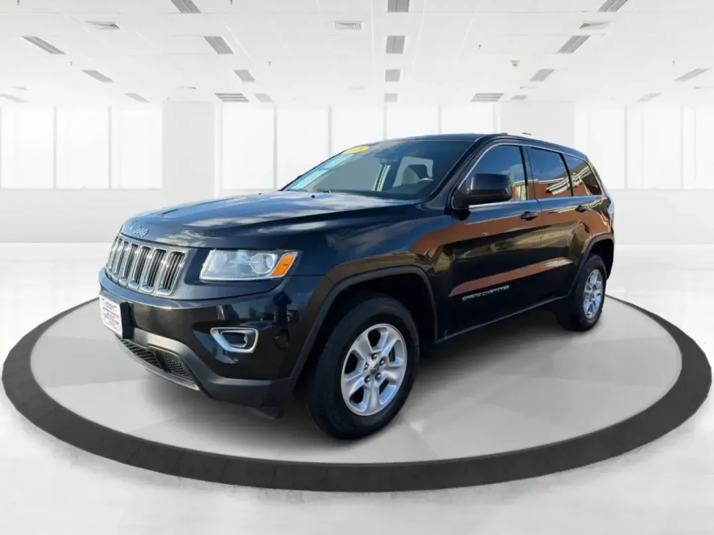 2015 Jeep Grand Cherokee Laredo (1C4RJFAG7FC) with an 3.6L V-6 DOHC engine, 8-Speed Automatic transmission, located at 401 Woodman Dr, Riverside, OH, 45431, (937) 908-9800, 39.760899, -84.123421 - Picture your next weekend: you're loading up the family for a quick getaway to Caesars Creek, grabbing groceries after work, or cruising I-675 toward Dayton with a confident, comfortable SUV that feels ready for anything Ohio weather throws your way. This 2015 Jeep Grand Cherokee Laredo 4WD is built - Photo#8