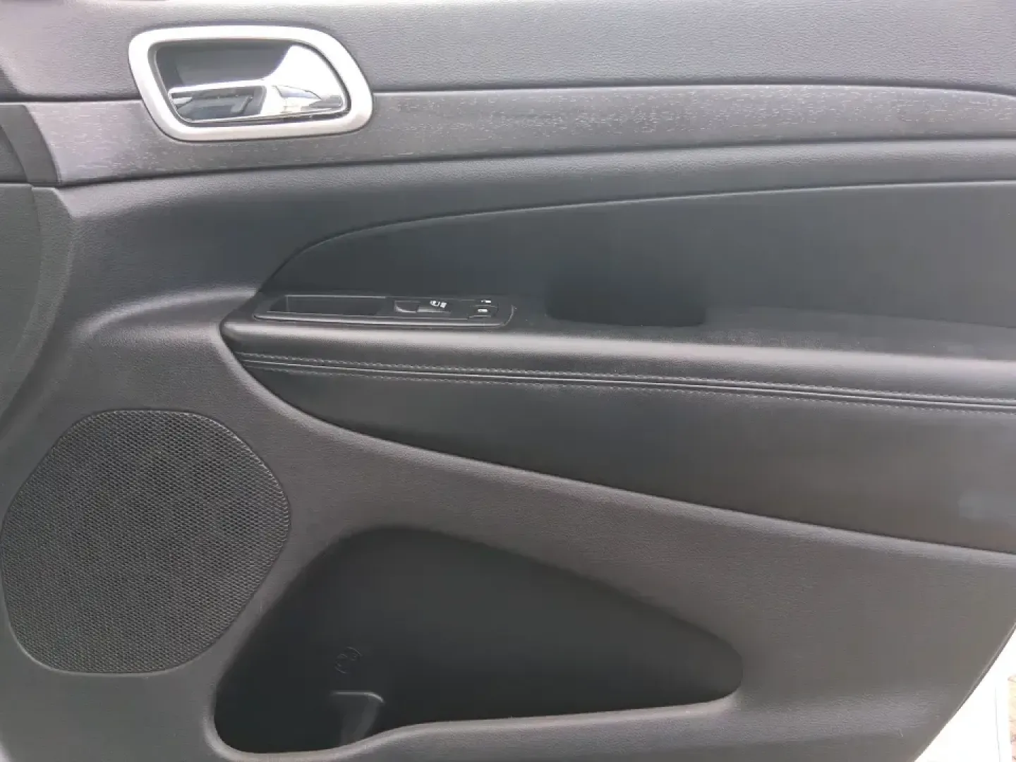 2015 Jeep Grand Cherokee Altitude (1C4RJFAG9FC) with an 3.6L V-6 DOHC engine, 8-Speed Automatic transmission, located at 1099 N County Rd 25A, Troy, OH, 45373, (937) 908-9800, 40.057079, -84.212883 - Weekend getaways to Hocking Hills, snowy school runs, or a confident daily commute up I75 feel easier when your SUV is built for real Ohio weather and real-life schedules. This 2015 Jeep Grand Cherokee Altitude in Bright White Clearcoat is the kind of capable, comfortable SUV that fits busy families - Photo#20