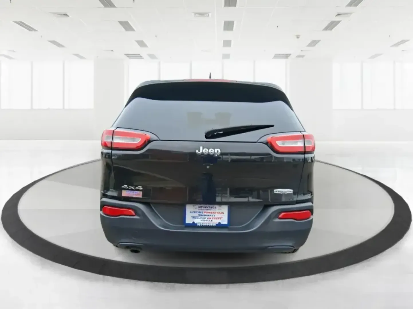 2015 Jeep Cherokee Latitude (1C4PJMCBXFW) with an 2.4L L4 DOHC 16V engine, 9-Speed Automatic transmission, located at 1230 East Main St, Xenia, OH, 45385, (937) 908-9800, 39.688026, -83.910172 - Weekend escapes to John Bryan State Park, snowy school runs, and everyday commuting up US35 feel a lot easier when you're driving a capable crossover that's comfortable, confident, and ready for Ohio weather. This 2015 Jeep Cherokee Latitude is a smart fit for busy families in Beavercreek, professio - Photo#3