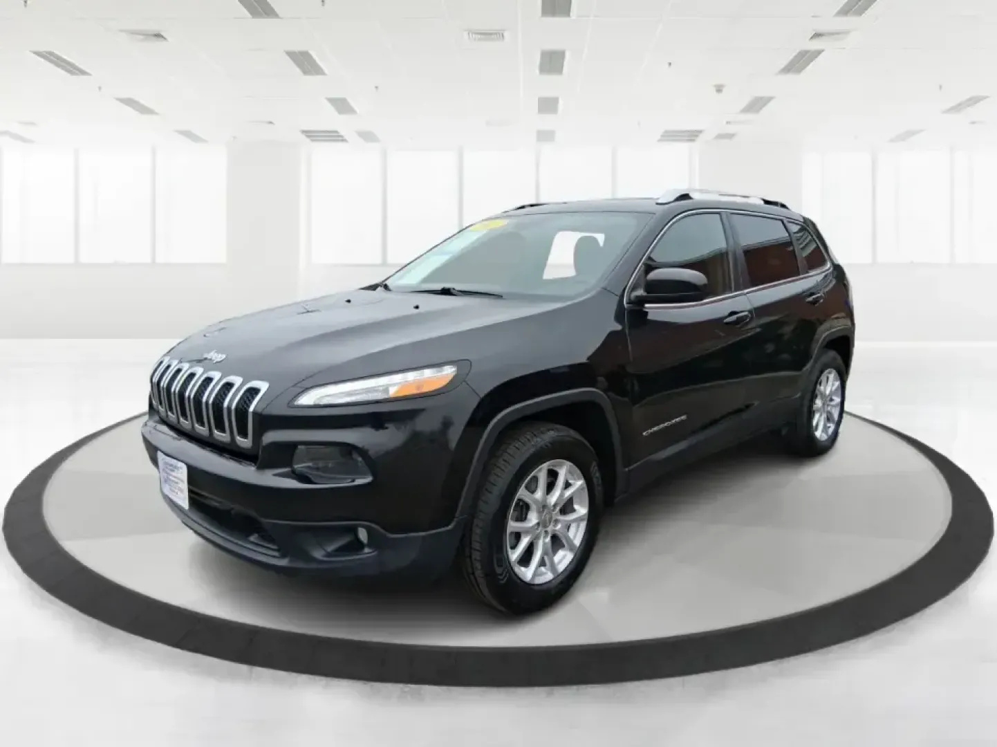 2015 Jeep Cherokee Latitude (1C4PJMCBXFW) with an 2.4L L4 DOHC 16V engine, 9-Speed Automatic transmission, located at 1230 East Main St, Xenia, OH, 45385, (937) 908-9800, 39.688026, -83.910172 - Weekend escapes to John Bryan State Park, snowy school runs, and everyday commuting up US35 feel a lot easier when you're driving a capable crossover that's comfortable, confident, and ready for Ohio weather. This 2015 Jeep Cherokee Latitude is a smart fit for busy families in Beavercreek, professio - Photo#8