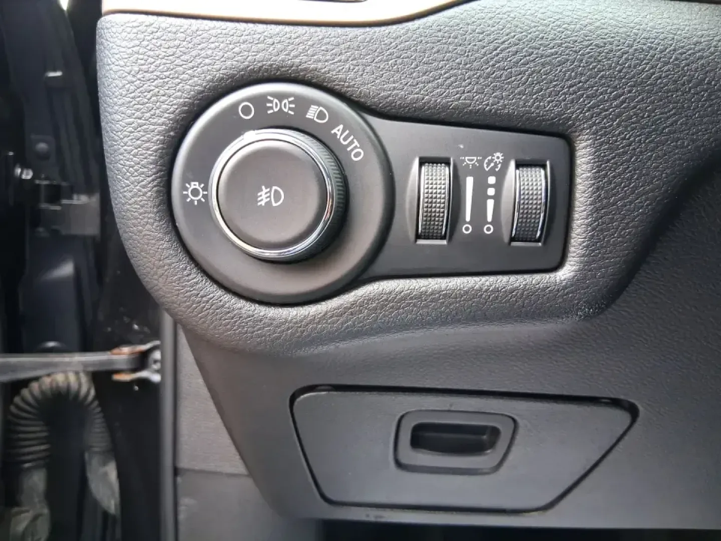 2015 Jeep Cherokee Latitude (1C4PJMCBXFW) with an 2.4L L4 DOHC 16V engine, 9-Speed Automatic transmission, located at 1230 East Main St, Xenia, OH, 45385, (937) 908-9800, 39.688026, -83.910172 - Weekend escapes to John Bryan State Park, snowy school runs, and everyday commuting up US35 feel a lot easier when you're driving a capable crossover that's comfortable, confident, and ready for Ohio weather. This 2015 Jeep Cherokee Latitude is a smart fit for busy families in Beavercreek, professio - Photo#17