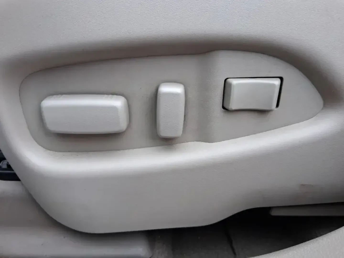 2013 Cadillac SRX Luxury Collection (3GYFNGE3XDS) with an 3.6L V-6 gasoline direct injection engine, 6-Speed Automatic transmission, located at 1230 East Main St, Xenia, OH, 45385, (937) 908-9800, 39.688026, -83.910172 - Make every day feel a little more first-class-whether you're commuting from Xenia to Beavercreek, planning a family run to the Greene County Fairgrounds, or loading up for a weekend getaway through Clifton Gorge. This 2013 Cadillac SRX Luxury Collection is the kind of SUV that fits real life: comfor - Photo#17