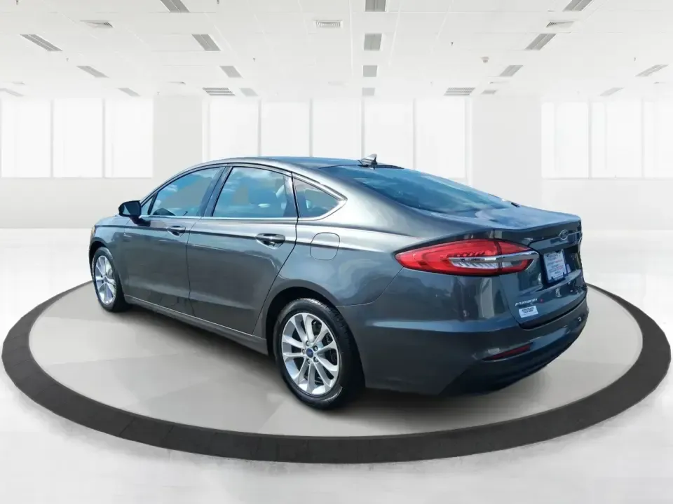 2019 Ford Fusion SE (3FA6P0H74KR) with an 2.5L L4 DOHC 16V engine, 6A transmission, located at 401 Woodman Dr, Riverside, OH, 45431, (937) 908-9800, 39.760899, -84.123421 - Need a reliable commuter sedan that can handle the daily grind from Riverside to Downtown Dayton, plus weekend runs to The Greene or a quick getaway to Carillon Historical Park? This 2019 Ford Fusion SE is built for real life-comfortable for long commutes, efficient on regular unleaded, and packed w - Photo#4