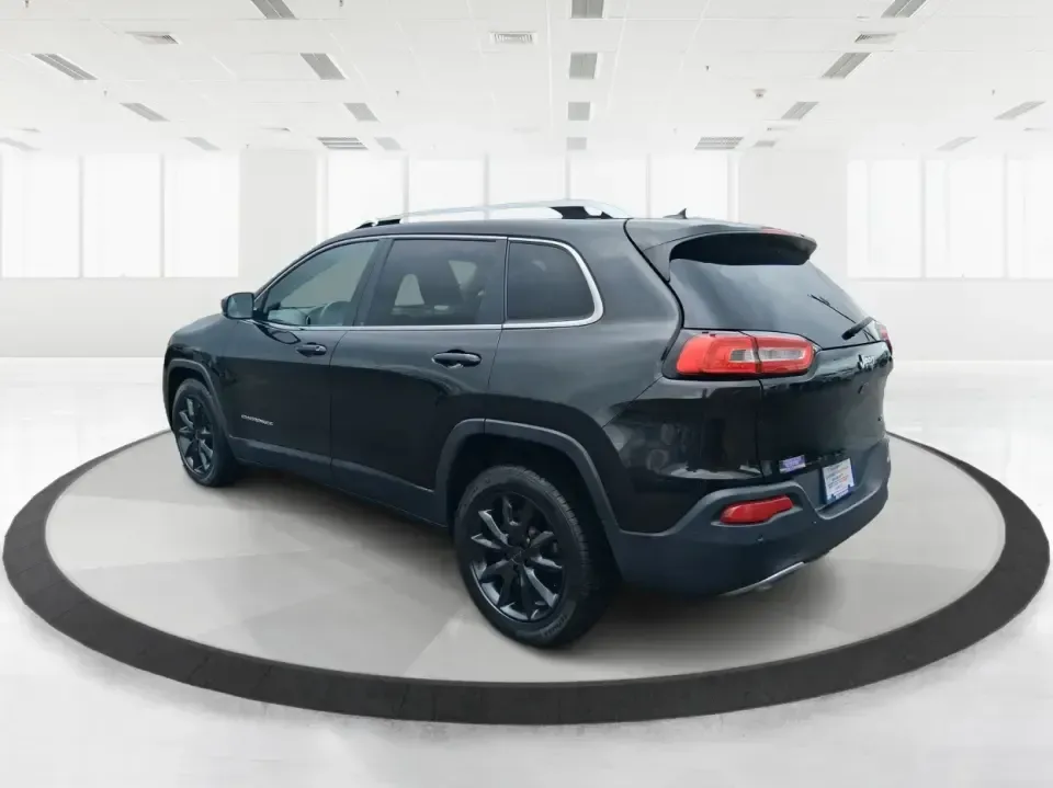 2014 Jeep Cherokee Limited (1C4PJLDS1EW) with an 3.2L V6 DOHC 24V engine, 9-Speed Automatic transmission, located at 880 E. National Road, Vandalia, OH, 45377, (937) 908-9800, 39.891918, -84.183594 - 2014 Jeep Cherokee Limited - Photo#4