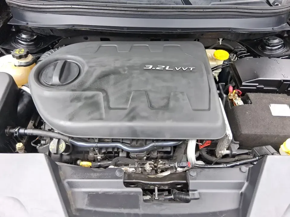 2014 Jeep Cherokee Limited (1C4PJLDS1EW) with an 3.2L V6 DOHC 24V engine, 9-Speed Automatic transmission, located at 880 E. National Road, Vandalia, OH, 45377, (937) 908-9800, 39.891918, -84.183594 - 2014 Jeep Cherokee Limited - Photo#11