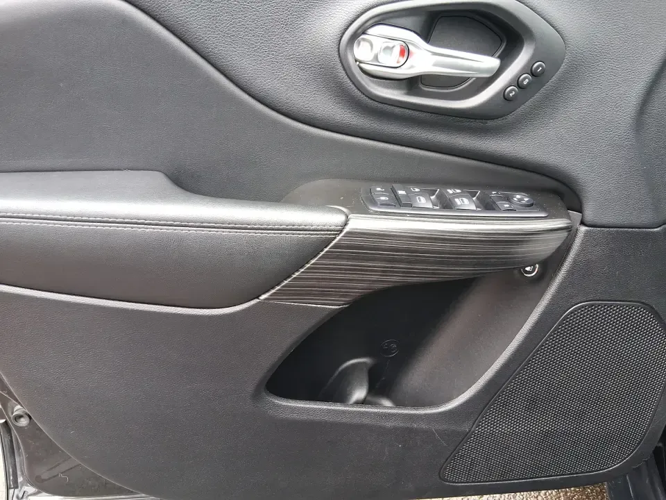 2014 Jeep Cherokee Limited (1C4PJLDS1EW) with an 3.2L V6 DOHC 24V engine, 9-Speed Automatic transmission, located at 880 E. National Road, Vandalia, OH, 45377, (937) 908-9800, 39.891918, -84.183594 - 2014 Jeep Cherokee Limited - Photo#19