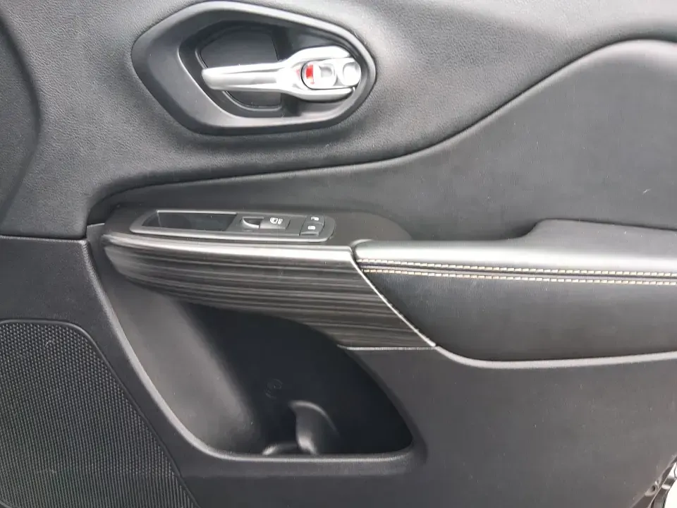 2014 Jeep Cherokee Limited (1C4PJLDS1EW) with an 3.2L V6 DOHC 24V engine, 9-Speed Automatic transmission, located at 880 E. National Road, Vandalia, OH, 45377, (937) 908-9800, 39.891918, -84.183594 - 2014 Jeep Cherokee Limited - Photo#20