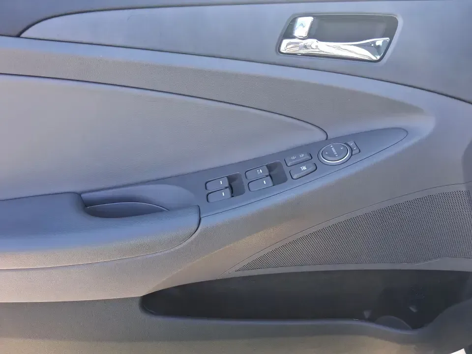 2014 Hyundai Sonata GLS (5NPEB4AC3EH) with an 2.4L I-4 gasoline direct injection engine, 6-Speed Automatic transmission, located at 1951 S Dayton Lakeview Rd., New Carlisle, OH, 45344, (937) 908-9800, 39.890999, -84.050255 - Need a dependable sedan for the daily drive to Wright-Patterson AFB, a comfortable commuter for I675 and Route 35, or an easygoing road-trip partner for weekends at Carillon Historical Park or the National Museum of the U.S. Air Force? This 2014 Hyundai Sonata GLS is built for real life in the Miami - Photo#18