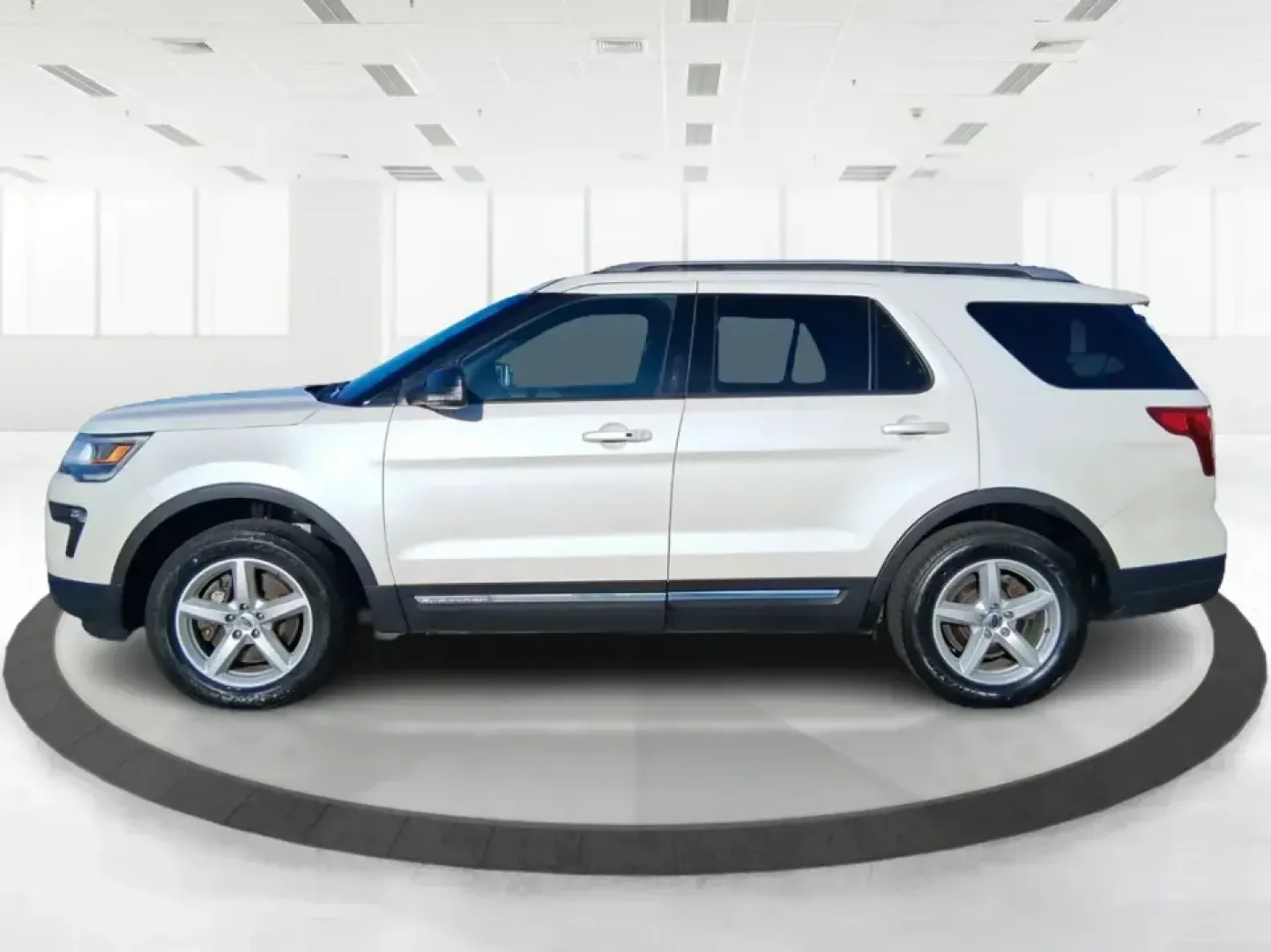 2018 Ford Explorer XLT (1FM5K7D80JG) with an EcoBoost 2.3L I-4 gasoline direct injection engine, 6A transmission, located at 1099 N County Rd 25A, Troy, OH, 45373, (937) 908-9800, 40.057079, -84.212883 - Pack up the kids, cue up your favorite playlist, and point the hood toward a weekend getaway-this 2018 Ford Explorer XLT is the kind of SUV that fits real life in Troy, Ohio. Whether you're shuttling to practice, commuting up I75, or planning a day trip to Charleston Falls Preserve, the Explorer's r - Photo#5