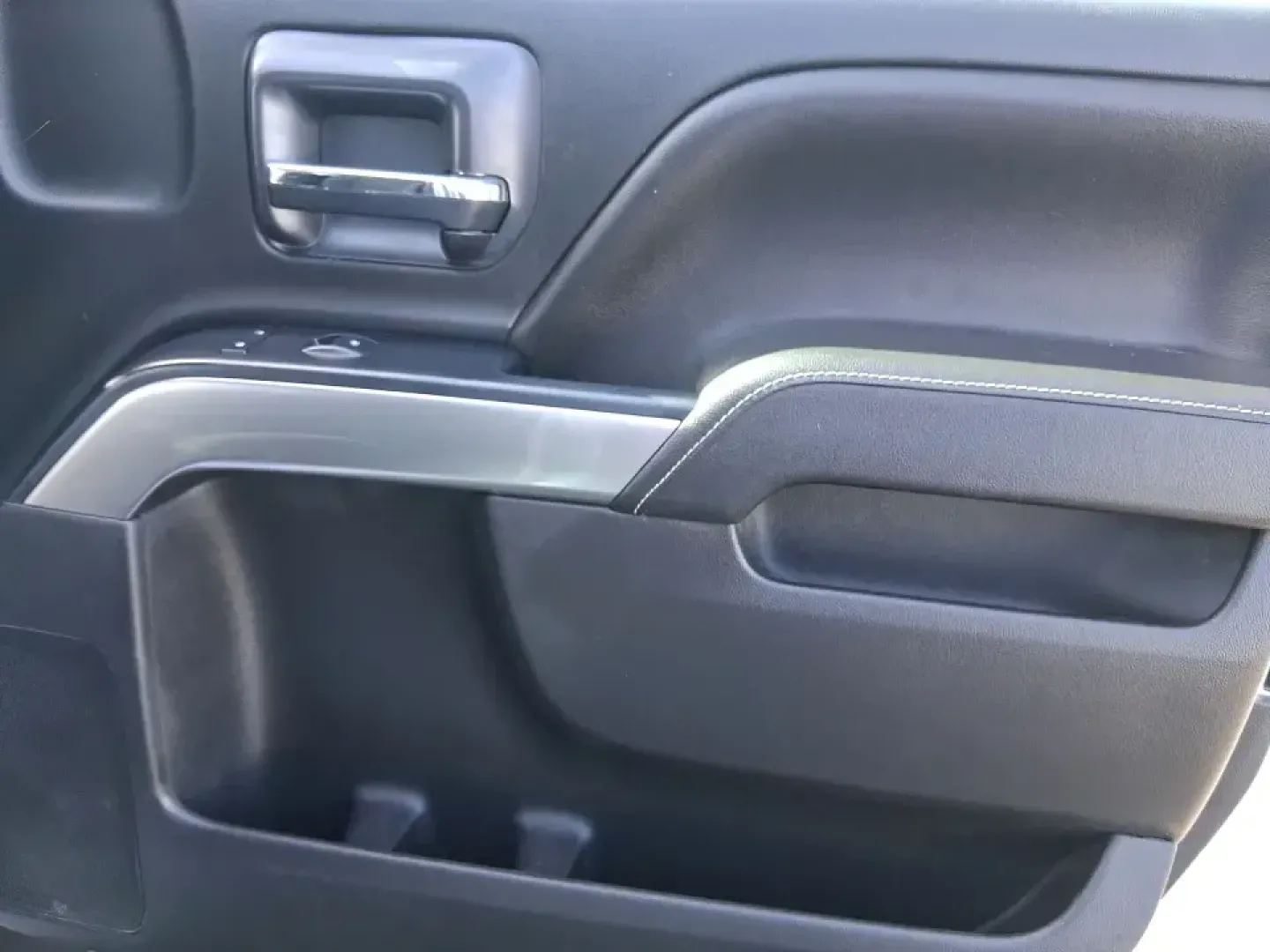 2016 Chevrolet Silverado 1500 1LT (1GCVKREC0GZ) with an EcoTec3 4.3L V-6 gasoline direct injection engine, 6A transmission, located at 4508 South Dixie Dr, Moraine, OH, 45439, (937) 908-9800, 39.689976, -84.218452 - Need a truck that can handle weekday work runs, weekend projects, and Ohio weather without flinching? This 2016 Chevrolet Silverado 1500 1LT Double Cab in Silver Ice Metallic is built for real life in Moraine-whether you're hauling supplies for a home upgrade, towing for a camping trip, or simply wa - Photo#19