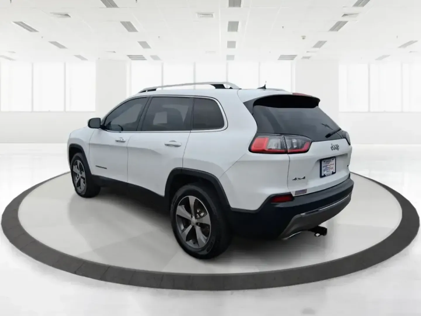 2019 Jeep Cherokee Limited 4x4 (1C4PJMDX5KD) with an 3.2L V6 DOHC 24V engine, 9A transmission, located at 1184 Kauffman Ave, Fairborn, OH, 45324, (937) 908-9800, 39.807072, -84.030914 - Load up the family, point the hood toward the next weekend getaway, and let the road decide the plan-this 2019 Jeep Cherokee Limited 4x4 is built for real-life Ohio driving, from rainy school runs to spontaneous trips up I75. With confident 4x4 capability, a smooth 9-speed automatic, and a strong 3.- Photo#4