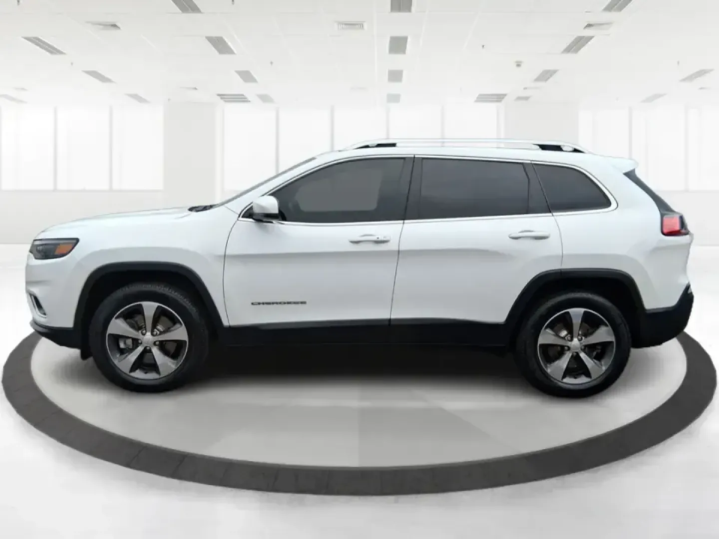 2019 Jeep Cherokee Limited 4x4 (1C4PJMDX5KD) with an 3.2L V6 DOHC 24V engine, 9A transmission, located at 1184 Kauffman Ave, Fairborn, OH, 45324, (937) 908-9800, 39.807072, -84.030914 - Load up the family, point the hood toward the next weekend getaway, and let the road decide the plan-this 2019 Jeep Cherokee Limited 4x4 is built for real-life Ohio driving, from rainy school runs to spontaneous trips up I75. With confident 4x4 capability, a smooth 9-speed automatic, and a strong 3.- Photo#5