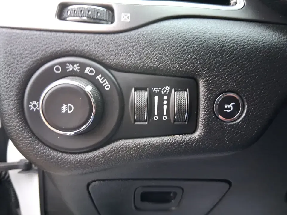 2019 Jeep Cherokee Limited 4x4 (1C4PJMDX5KD) with an 3.2L V6 DOHC 24V engine, 9A transmission, located at 1184 Kauffman Ave, Fairborn, OH, 45324, (937) 908-9800, 39.807072, -84.030914 - Load up the family, point the hood toward the next weekend getaway, and let the road decide the plan-this 2019 Jeep Cherokee Limited 4x4 is built for real-life Ohio driving, from rainy school runs to spontaneous trips up I75. With confident 4x4 capability, a smooth 9-speed automatic, and a strong 3. - Photo#17