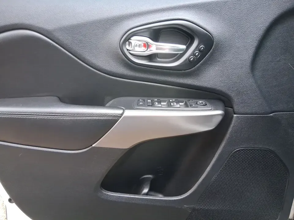 2019 Jeep Cherokee Limited 4x4 (1C4PJMDX5KD) with an 3.2L V6 DOHC 24V engine, 9A transmission, located at 1184 Kauffman Ave, Fairborn, OH, 45324, (937) 908-9800, 39.807072, -84.030914 - Load up the family, point the hood toward the next weekend getaway, and let the road decide the plan-this 2019 Jeep Cherokee Limited 4x4 is built for real-life Ohio driving, from rainy school runs to spontaneous trips up I75. With confident 4x4 capability, a smooth 9-speed automatic, and a strong 3. - Photo#19