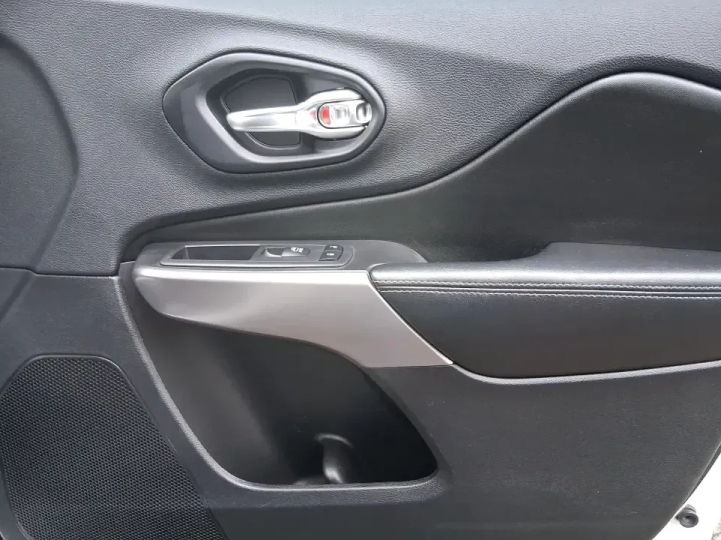 2019 Jeep Cherokee Limited 4x4 (1C4PJMDX5KD) with an 3.2L V6 DOHC 24V engine, 9A transmission, located at 1184 Kauffman Ave, Fairborn, OH, 45324, (937) 908-9800, 39.807072, -84.030914 - Load up the family, point the hood toward the next weekend getaway, and let the road decide the plan-this 2019 Jeep Cherokee Limited 4x4 is built for real-life Ohio driving, from rainy school runs to spontaneous trips up I75. With confident 4x4 capability, a smooth 9-speed automatic, and a strong 3.- Photo#20