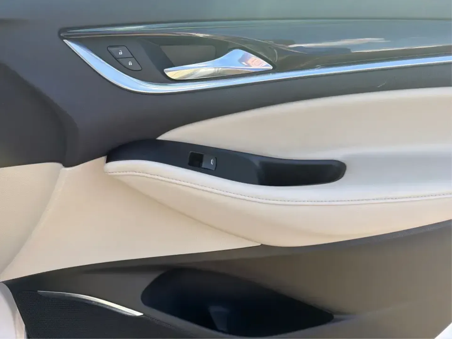 2018 Buick Enclave Premium (5GAEVBKW6JJ) with an 3.6L V-6 gasoline direct injection engine, 9A transmission, located at 1230 East Main St, Xenia, OH, 45385, (937) 908-9800, 39.688026, -83.910172 - Pack the kids, queue up a playlist, and point the nose toward your next weekend getaway-this 2018 Buick Enclave Premium is built for real life in Troy, Ohio, whether you're doing school drop-offs, a long commute down I-75, or a comfortable road trip to Dayton, Columbus, or the Miami Valley. With thr - Photo#20