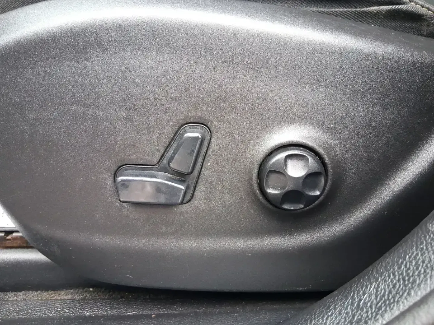 2015 Jeep Cherokee Limited (1C4PJMDBXFW) with an 2.4L L4 DOHC 16V engine, 9-Speed Automatic transmission, located at 401 Woodman Dr, Riverside, OH, 45431, (937) 908-9800, 39.760899, -84.123421 - Need one vehicle that can handle the weekday grind and still feel ready for a last-minute getaway? This 2015 Jeep Cherokee Limited 4WD in Brilliant Black Crystal Pearlcoat is built for Riverside life-comfortable for daily commutes, confident in Ohio weather, and versatile enough for road trips, socc - Photo#18