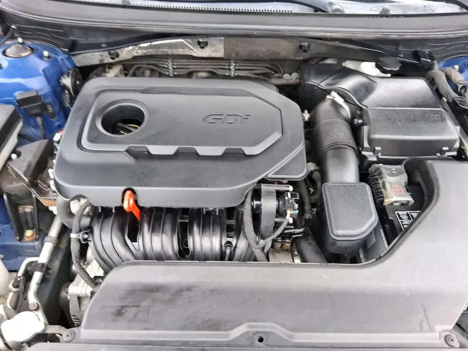 2015 Hyundai Sonata Limited (5NPE34AF5FH) with an 2.4L I-4 gasoline direct injection engine, 6-Speed Automatic transmission, located at 1099 N County Rd 25A, Troy, OH, 45373, (937) 908-9800, 40.057079, -84.212883 - Picture your next week going smoother: an easy highway commute up I75, a comfortable school drop-off run through Piqua, and a weekend drive to the Miami County Fairgrounds-all in a sedan that feels upscale without the upscale price. This **2015 Hyundai Sonata Limited** in **Lakeside Blue** is built - Photo#11