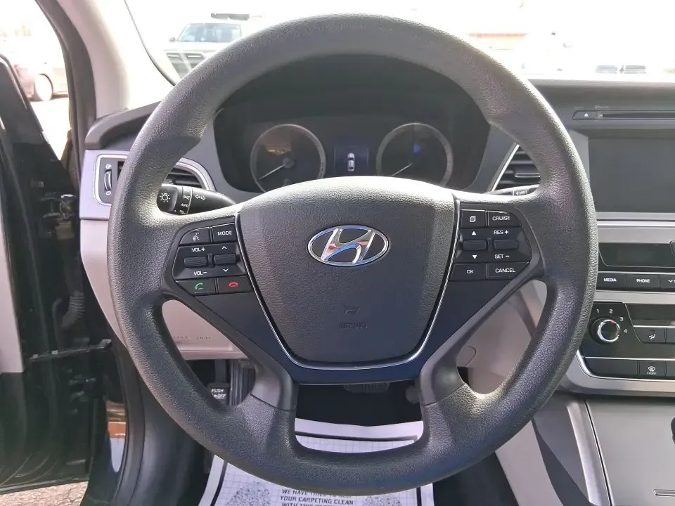 2017 Hyundai Sonata SE (5NPE24AF7HH) with an 2.4L I-4 gasoline direct injection engine, 7A transmission, located at 1230 East Main St, Xenia, OH, 45385, (937) 908-9800, 39.688026, -83.910172 - Need a dependable sedan for the daily commute down I75, quick errands around Troy, or comfortable weekend drives to Dayton? This 2017 Hyundai Sonata SE in Phantom Black is an easy-to-live-with choice for practical drivers who want modern safety, efficient performance, and a smooth ride-without payin - Photo#16