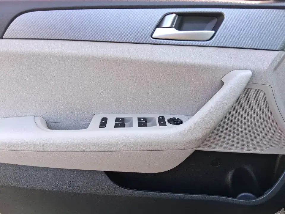 2017 Hyundai Sonata SE (5NPE24AF7HH) with an 2.4L I-4 gasoline direct injection engine, 7A transmission, located at 1230 East Main St, Xenia, OH, 45385, (937) 908-9800, 39.688026, -83.910172 - Need a dependable sedan for the daily commute down I75, quick errands around Troy, or comfortable weekend drives to Dayton? This 2017 Hyundai Sonata SE in Phantom Black is an easy-to-live-with choice for practical drivers who want modern safety, efficient performance, and a smooth ride-without payin - Photo#17