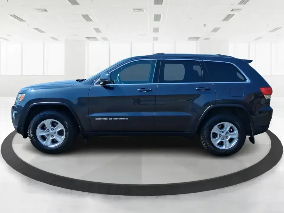 2015 Jeep Grand Cherokee Laredo (1C4RJFAG4FC) with an 3.6L V-6 DOHC engine, 8-Speed Automatic transmission, located at 1230 East Main St, Xenia, OH, 45385, (937) 908-9800, 39.688026, -83.910172 - Weekend getaways to Hocking Hills, confident winter drives to work, and comfortable family errands around town all get easier in a capable SUV like this 2015 Jeep Grand Cherokee Laredo 4WD. Finished in Maximum Steel Metallic Clearcoat, this Grand Cherokee blends rugged Jeep attitude with everyday co - Photo#5