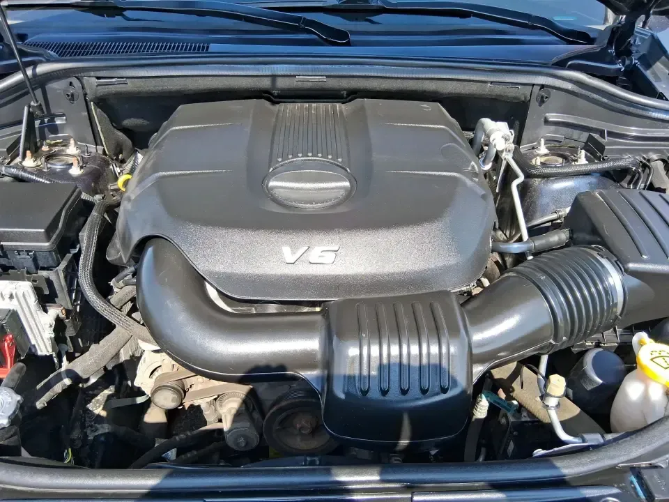 2015 Jeep Grand Cherokee Laredo (1C4RJFAG4FC) with an 3.6L V-6 DOHC engine, 8-Speed Automatic transmission, located at 1230 East Main St, Xenia, OH, 45385, (937) 908-9800, 39.688026, -83.910172 - Weekend getaways to Hocking Hills, confident winter drives to work, and comfortable family errands around town all get easier in a capable SUV like this 2015 Jeep Grand Cherokee Laredo 4WD. Finished in Maximum Steel Metallic Clearcoat, this Grand Cherokee blends rugged Jeep attitude with everyday co - Photo#11