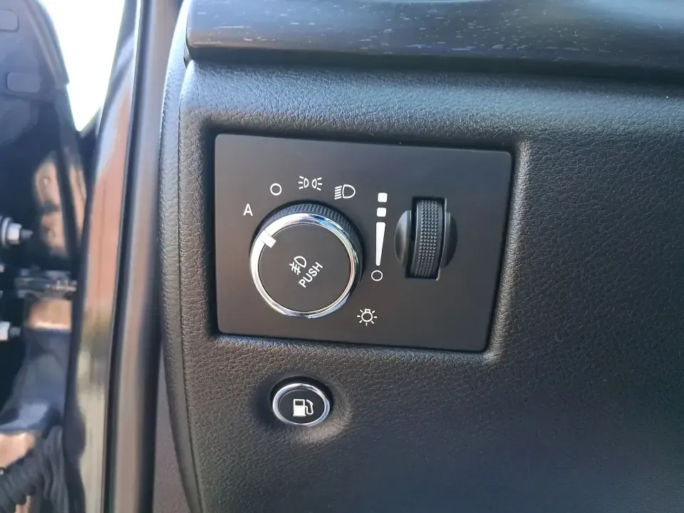 2015 Jeep Grand Cherokee Laredo (1C4RJFAG4FC) with an 3.6L V-6 DOHC engine, 8-Speed Automatic transmission, located at 1230 East Main St, Xenia, OH, 45385, (937) 908-9800, 39.688026, -83.910172 - Weekend getaways to Hocking Hills, confident winter drives to work, and comfortable family errands around town all get easier in a capable SUV like this 2015 Jeep Grand Cherokee Laredo 4WD. Finished in Maximum Steel Metallic Clearcoat, this Grand Cherokee blends rugged Jeep attitude with everyday co - Photo#17