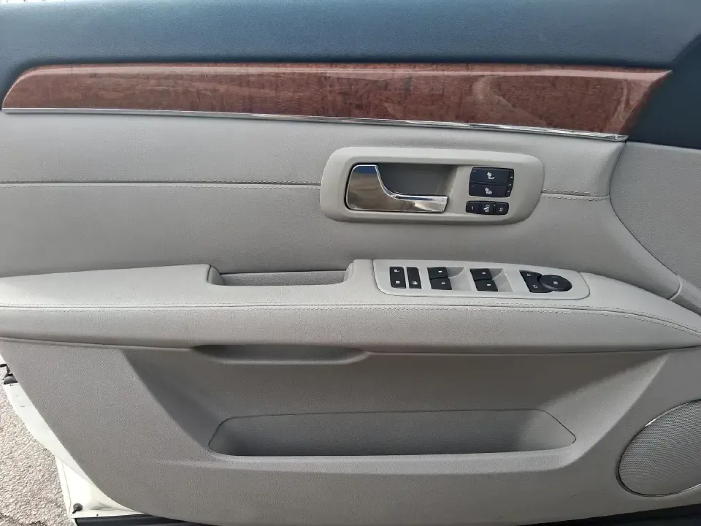 2007 Cadillac SRX V6 (1GYEE637370) with an 3.6L V-6 DOHC engine, 5-Speed Automatic Overdrive transmission, located at 8750 N County Rd 25A, Piqua, OH, 45356, (937) 908-9800, 40.164391, -84.232513 - Make your daily commute up I75 feel first-class, turn school drop-offs into a comfortable routine, and still have an SUV ready for weekend runs to Indian Lake or a quick getaway to downtown Troy. This 2007 Cadillac SRX V6 delivers the kind of upscale ride and practical versatility that fits real lif - Photo#19