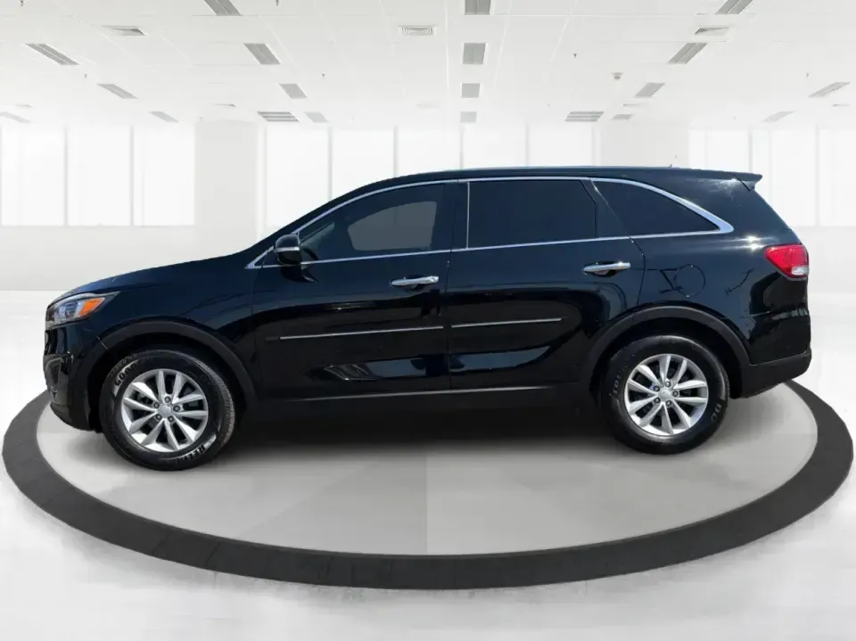 2017 Kia Sorento L 2WD (5XYPG4A33HG) with an 2.4L L4 DOHC 16V engine, 6A transmission, located at 1230 East Main St, Xenia, OH, 45385, (937) 908-9800, 39.688026, -83.910172 - Need a practical SUV for school runs, long commutes to Dayton, and weekend getaways to Caesar Creek-without sacrificing comfort or cargo space? This **2017 Kia Sorento L 2WD** is a smart pick for busy families, first-time buyers, and budget-conscious drivers who want a roomy 5-passenger SUV that's e- Photo#5